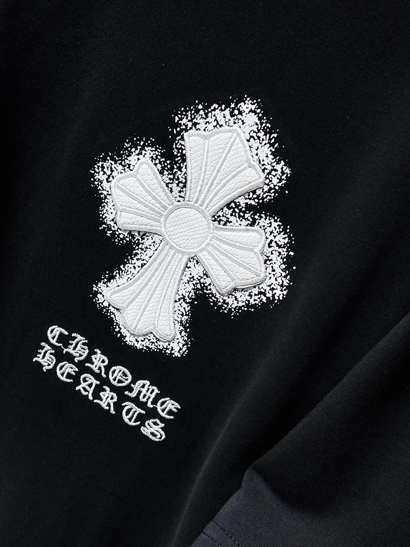 P154 New Chrome Hearts 25ss for summer. High-weight, environmentally friendly and high-quality top-grade fabric. 260g~270g. Croma embroidery, Sanskrit cross and spray-printed short sleeves. Counter synchronization. 1:1 replica version. Recommended color: black. White. Size: S, M, L, XL.